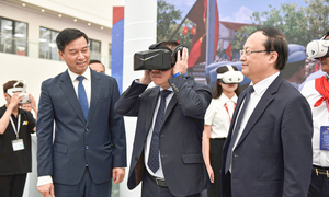 Lãnh đạo Đảng, Nhà nước tham quan gian trưng bày VOV, trải nghiệm kính VR