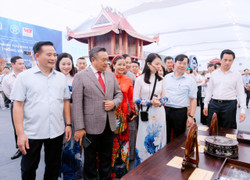 Chủ tịch Hà Nội tham quan Không gian Truyền thống và Sáng tạo Hà Nội 2025