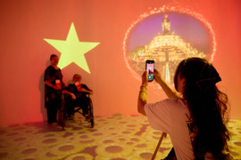 Gian hàng mô phỏng chuyến bay của Sun Group ở Triển lãm A80 hút khách tham quan