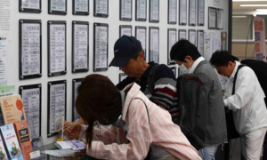 Nhiều sinh viên Hàn Quốc không dám tốt nghiệp đại học vì sợ thất nghiệp