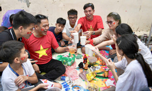 Người dân mang cơm, trải bạt trước một ngày chờ xem tổng duyệt diễu binh