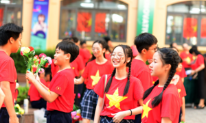 Sắc cờ hoa rực rỡ khắp sân trường, lớp học mừng đại lễ Quốc khánh 2/9