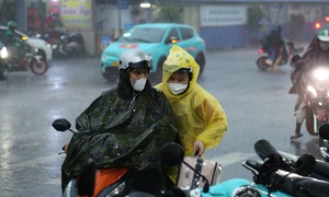 Người dân TP.HCM đội mưa, vật vã qua cửa ngõ kẹt cứng về quê nghỉ lễ 2/9