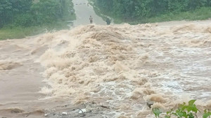 Bão số 6 gây mưa lớn, cầu tràn ở Quảng Trị ngập sâu, sơ tán nhiều hộ dân