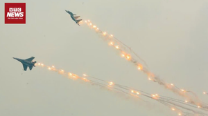 Cận cảnh dàn Su-30MK2 thả bẫy nhiệt, khoan xoắn điêu luyện trên Ba Đình