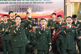 Chiến sĩ giao lưu, hát cùng người dân trước giờ tổng duyệt diễu binh A80