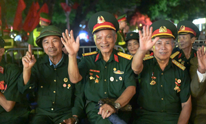 Xúc động hình ảnh hàng nghìn cựu chiến binh hướng về Ba Đình chờ tổng duyệt diễu binh