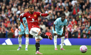 VAR giúp sức phút cuối, Man Utd chật vật thắng đội mới lên hạng
