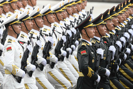 Cận cảnh 4 khối quân đội quốc tế nghiêm trang diễu binh qua Quảng trường Ba Đình