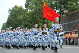 Các khối diễu binh tỏa ra 8 ngả đường, đi giữa vòng tay Nhân dân