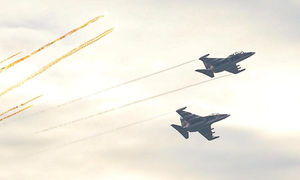 Mãn nhãn 'hổ mang chúa' Su-30MK2, Yak-130 thả bẫy nhiệt trên bầu trời Hà Nội