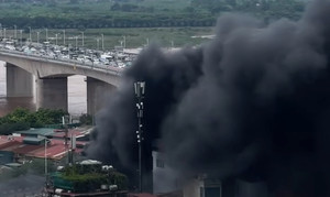 Cháy bãi xe dưới gầm cầu Vĩnh Tuy, khói đen cuồn cuộn bốc lên