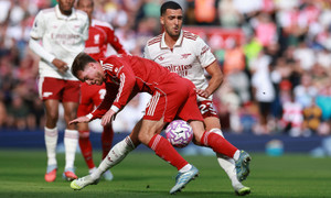 Trực tiếp bóng đá Liverpool 1-0 Arsenal: Siêu phẩm sút phạt