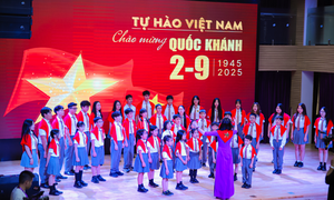 Hàng trăm học sinh, giáo viên cùng hòa giọng hát 'Tiến quân ca'