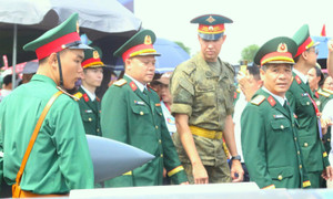 Quân nhân Nga, Lào, Campuchia chiêm ngưỡng UAV, tên lửa của Việt Nam