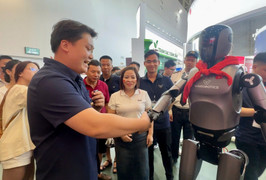 Đi bộ, bắt tay với robot hình người do Việt Nam phát triển