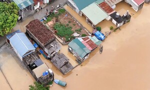 Nước lũ tràn qua đê sông Bùi khiến nhiều nơi ở ngoại thành Hà Nội ngập sâu