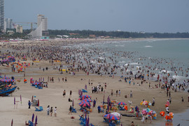 Biển TP.HCM chật kín người trong ngày thứ 3 kỳ nghỉ lễ 2/9