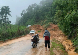 Đất đá trút ào ạt trên Quốc lộ 47, hai ô tô suýt bị vùi lấp