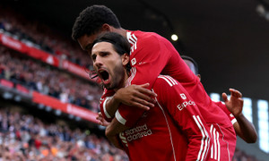 Siêu phẩm sút phạt giúp Liverpool đánh bại Arsenal