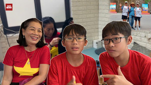 Xúc động người phụ nữ Hà Nội cho người lạ ở nhờ chờ xem diễu binh