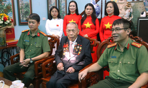 Cựu chiến binh xúc động được Công an Hà Nội hỗ trợ xem diễu binh A80