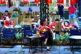 Quán cà phê Hà Nội mở xuyên đêm đón khách chờ xem xe tăng, thiết giáp 