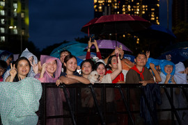 Người dân TP.HCM 'đội mưa' chờ xem pháo hoa mừng Quốc khánh 2/9