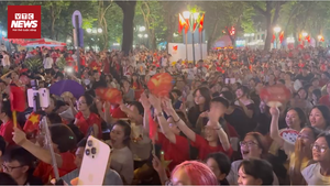 Người dân reo hò đón chào dàn khí tài di chuyển về Ba Đình