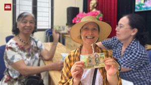 Người dân xúc động nhận quà Tết Độc lập 2/9