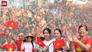 Hàng triệu người đổ về trung tâm Hà Nội trước giờ diễu binh A80