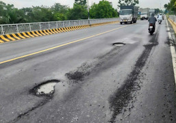 Vừa sửa chữa được 8 tháng, cầu Hồ ở Bắc Ninh lại chi chít ổ voi, ổ gà