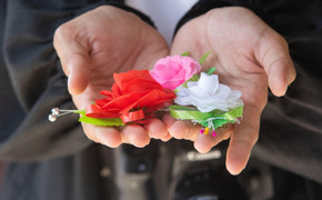 Vì sao có nghi thức bông hồng cài áo trong lễ Vu lan?