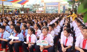 Tất cả trường học ở TP.HCM không nhận hoa chúc mừng khai giảng