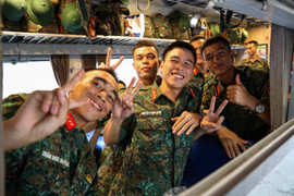 Các chiến sĩ xúc động tạm biệt Hà Nội sau hơn 100 ngày thực hiện nhiệm vụ A80