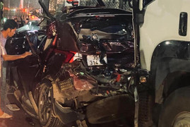 Ô tô 7 chỗ bị tông bẹp dúm khi chờ đèn đỏ, 3 người thương vong