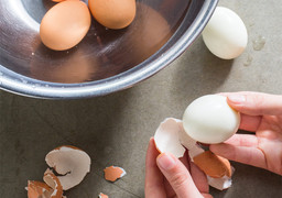 Các mẹo bóc vỏ trứng siêu nhanh, siêu dễ