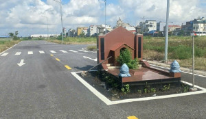 Dừng lưu thông qua khu vực ngôi mộ án ngữ giữa đường tại khu dân cư ở Hải Phòng
