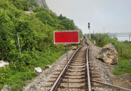 3 tảng đá 'khủng' rơi xuống làm đường sắt xê dịch, tàu hỏa Bắc - Nam ách tắc