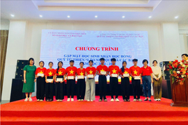 Trao học bổng ‘Lão Nhà Quê và Các bạn’ tới học sinh nghèo Điện Biên