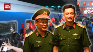 Thượng úy Lê Hoàng Hiệp cùng các chiến sĩ bịn rịn chia tay người dân Hà Nội