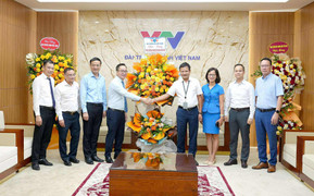 Phó Tổng Giám đốc VOV Phạm Mạnh Hùng chúc mừng VTV nhân dịp 55 năm thành lập