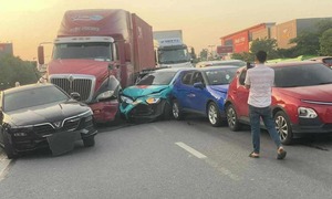 Xe đầu kéo tông liên hoàn 6 ô tô trên cầu vượt ở Hà Nội