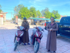 Trùng hợp khó tin ở Hà Tĩnh: Hai phụ nữ bằng tuổi dắt nhầm xe máy giống hệt nhau