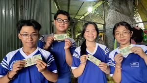 Ấm lòng nhóm học sinh Cần Thơ dùng 100.000 đồng quà 2/9 nấu ăn cho người nghèo
