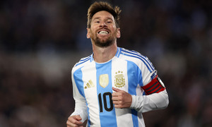Messi bật khóc khi khởi động, vào trận suýt ghi hattrick cho Argentina