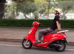 Xác minh danh tính người đàn ông thả 2 tay, phóng xe tốc độ cao trên phố biển