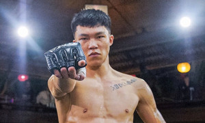 'Thần võ' Việt Nam đá gục đối thủ, Johnny Trí Nguyễn trao ngay đai vô địch