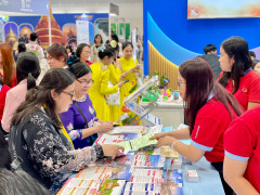 Khách đổ xô mua tour du lịch nước ngoài giảm giá ở TP.HCM