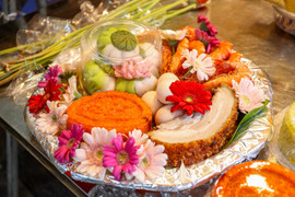 Xôi gà lễ, cỗ cúng rằm tháng 7 giá gần 1 triệu đồng hút khách tại 'chợ nhà giàu'
